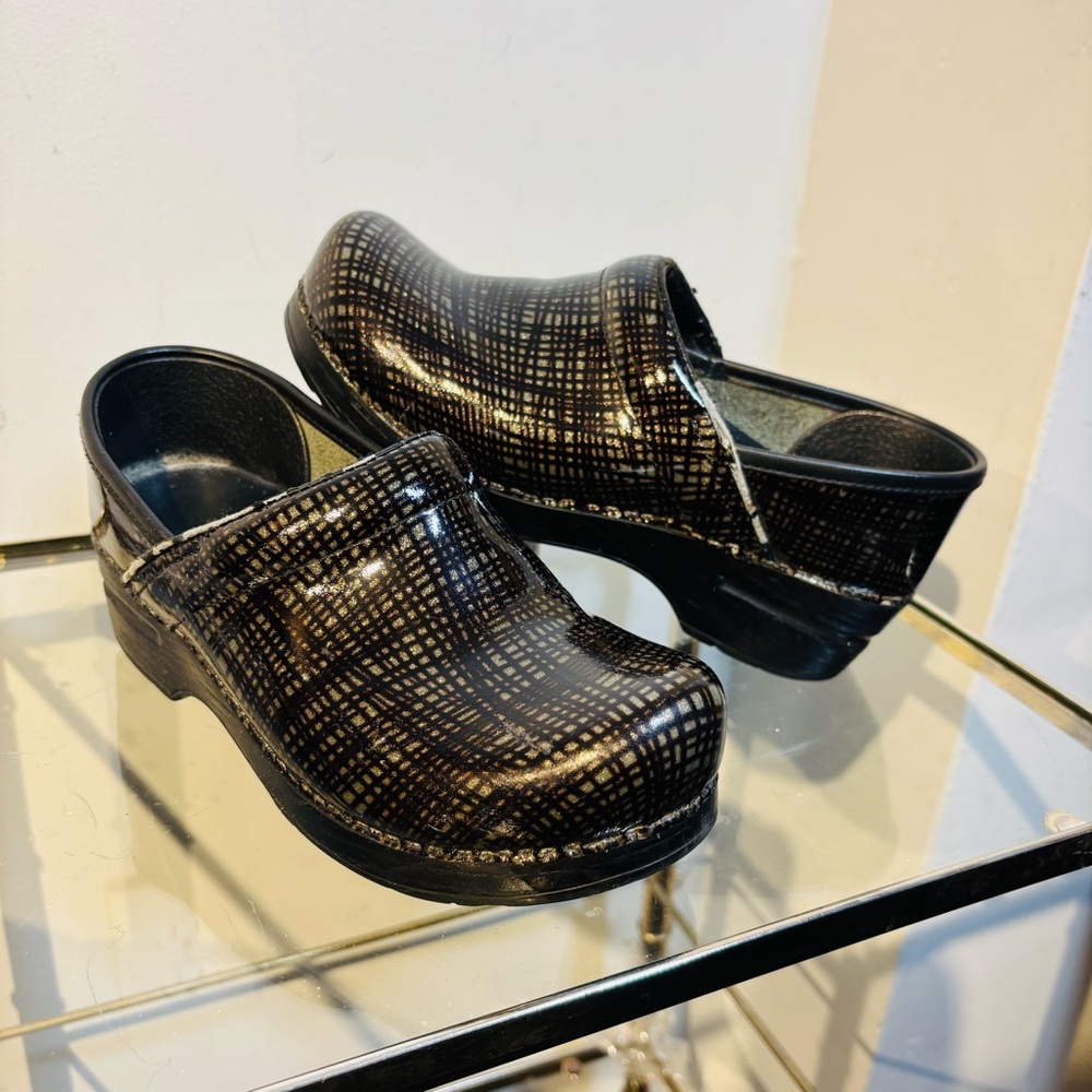 Dansko Black Gold Patent Leather Work Clogs Women’s Size 37 USED